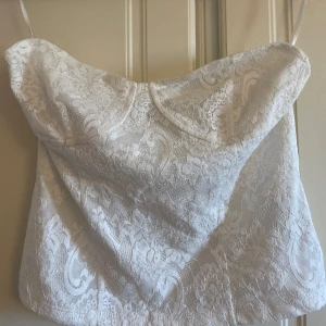 Spets topp - Spets topp från Gina tricot , storlek L passar även M , använd ett fåtal gånger 