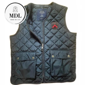 Morris väst - Säljer denna riktigt feta Morris väst🤩 Unik och perfekt nu till våren! Den är i riktigt bra skick! Nypris för liknande = ca 2000 Vårat pris = 395 ✅