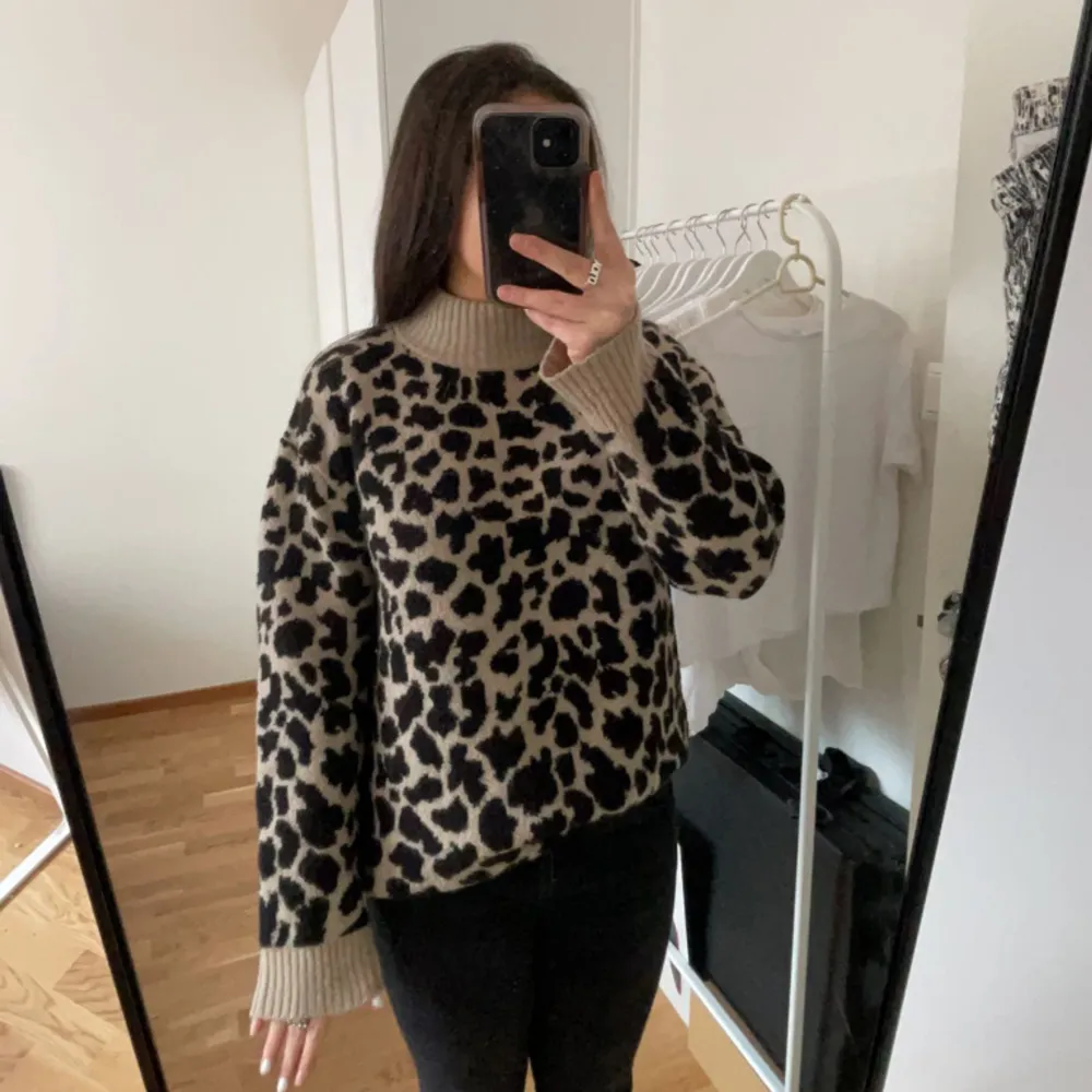 Stickad tröja i leopard mönster som blivit använd en gång och är super fin och skön! . Tröjor & Koftor.