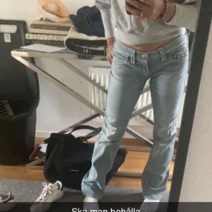 True religon jeans  - Säljer dessa riktigt lågmidjade bootcut jeansen från True Religon. De är bara  använda fåtal gånger och köpta för 1200kr ❣️