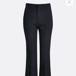 Kostymbyxor  - Säljer mina kostymbyxor från bikbok i M. skulle säga att dom är midwaist! Bra skick. Använda fåtal gånger. 💗 nypris 499. Mitt pris 110💗 pris kan diskuteras