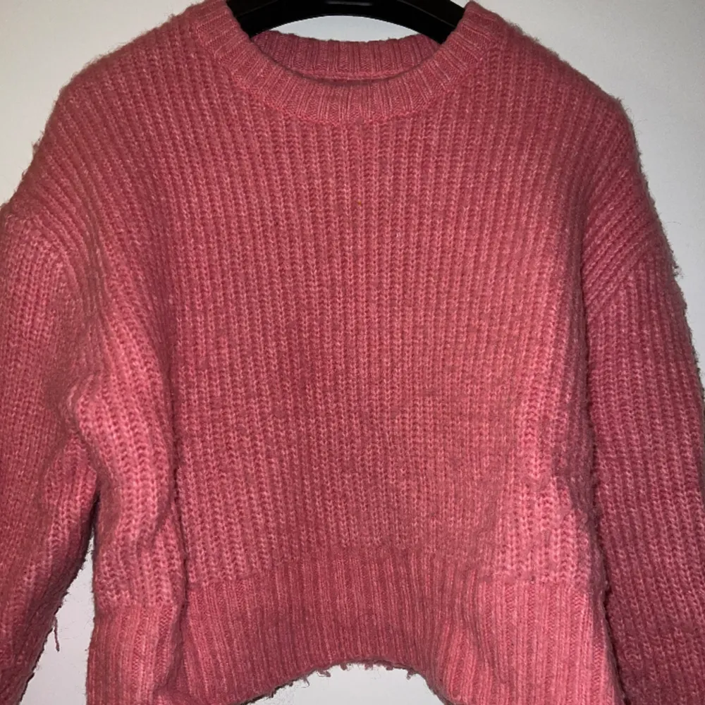 rosa stickad tröja från NewYorker i storlek S, säljer då den inte kommer till användning! använd några gånger och lite nopprig, jag har en noppermaskin så det kan jag fixa. köparen står för frakten. Stickat.