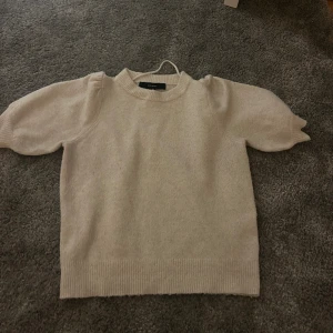 Beige tröja  - Super snygg stickad tröja/topp från Veromoda! Köpt 2023, använd max 5 gånger. Säljer pga att den inte kommer till användning.💞