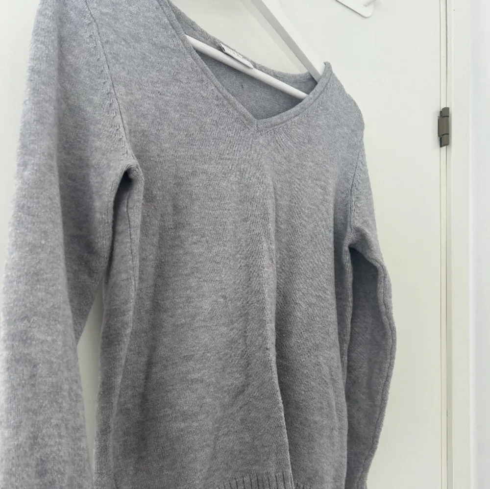 Jättefin grå tröja från vila! Knappt använd och i bra skick, inga defekter!💕. Tröjor & Koftor.