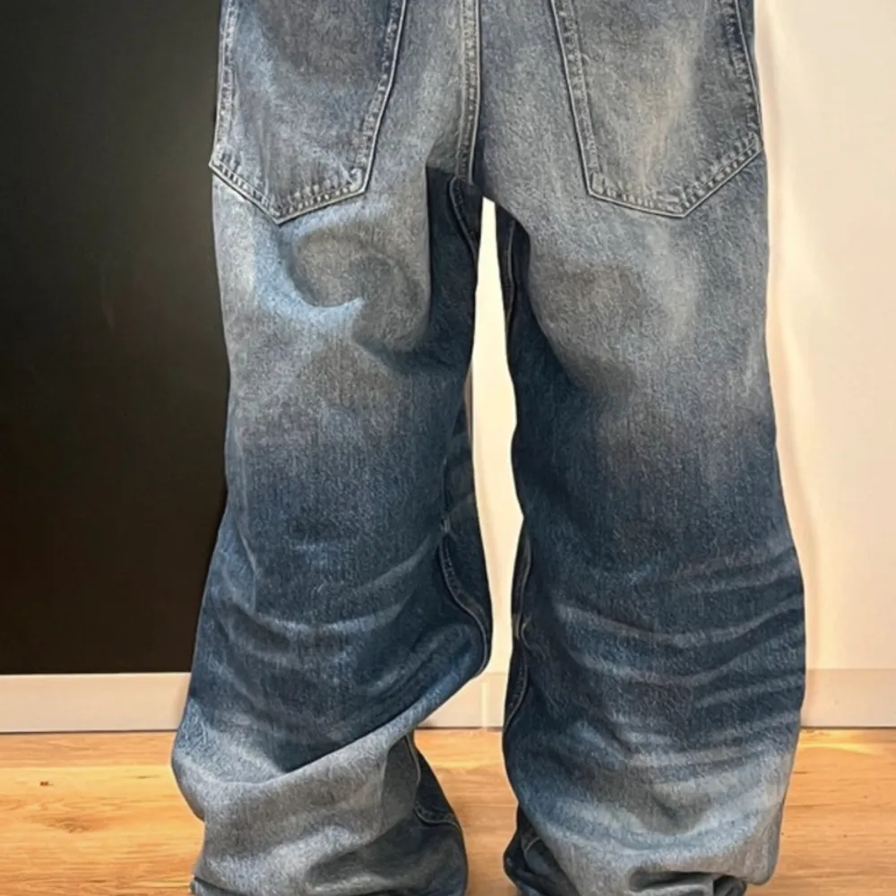 Bra skick! Innerbenslängden är 106 cm men kan mäta andra mått om nån vill, priset går o diskutera!. Jeans & Byxor.