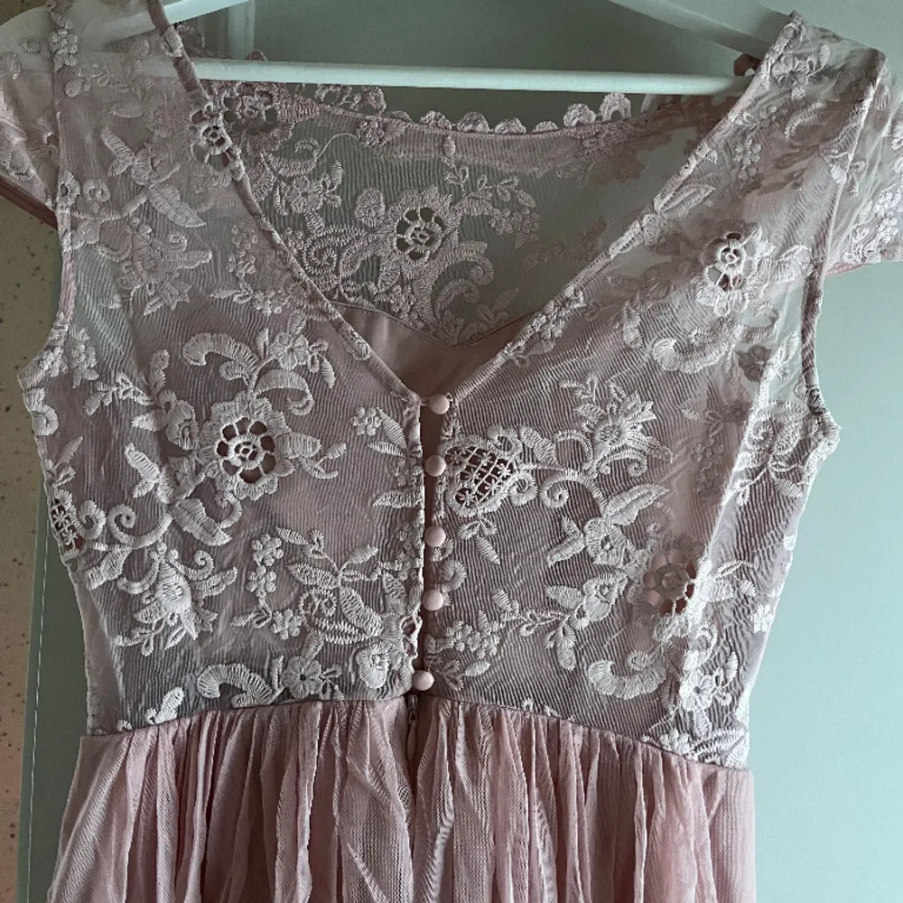 Sååå fin balklänning som bara är använd en gång 💕☺️🌷 den är mer rosa i verkligheten! 🌸 . Klänningar.