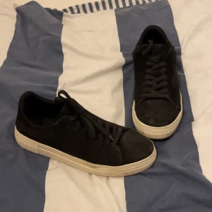 Selected home sneakers - Rätt använda men med en tvätt så ser dom helt nya ut. Inga skador osv!