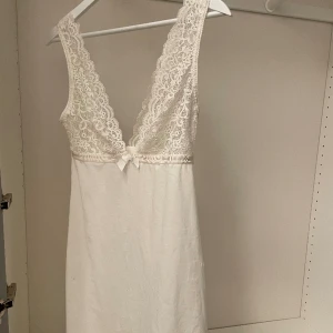 Vit klänning - Supersöt och fin klänning, dock genomskinlig. Passar en s/m