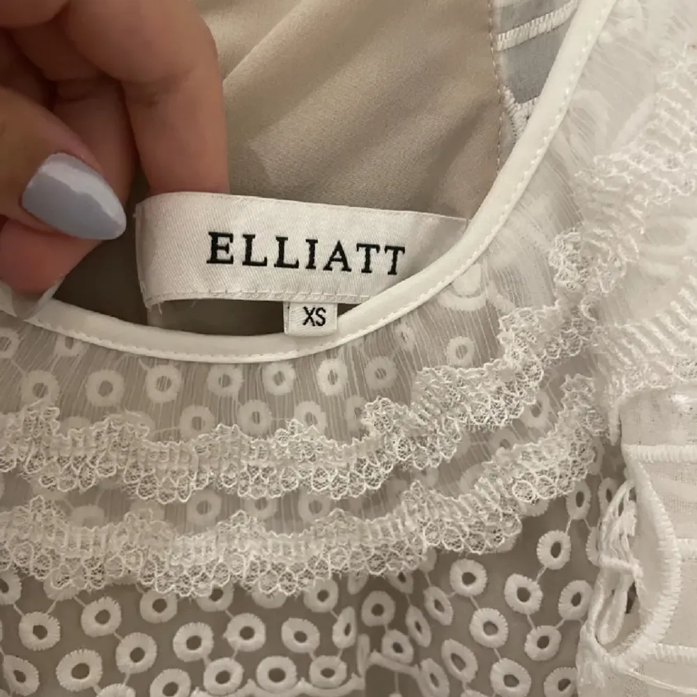 Säljer min superfina studentklänning från ELLIATT som är ett australiensiskt lyx märke, klänningen har används två gånger och är som ny🫶🏼. Klänningar.