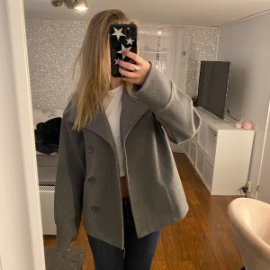 Grå kappa - Från Ginatricot barnavdelningen i strl 158-164 men passar som en s💕 använd en gång