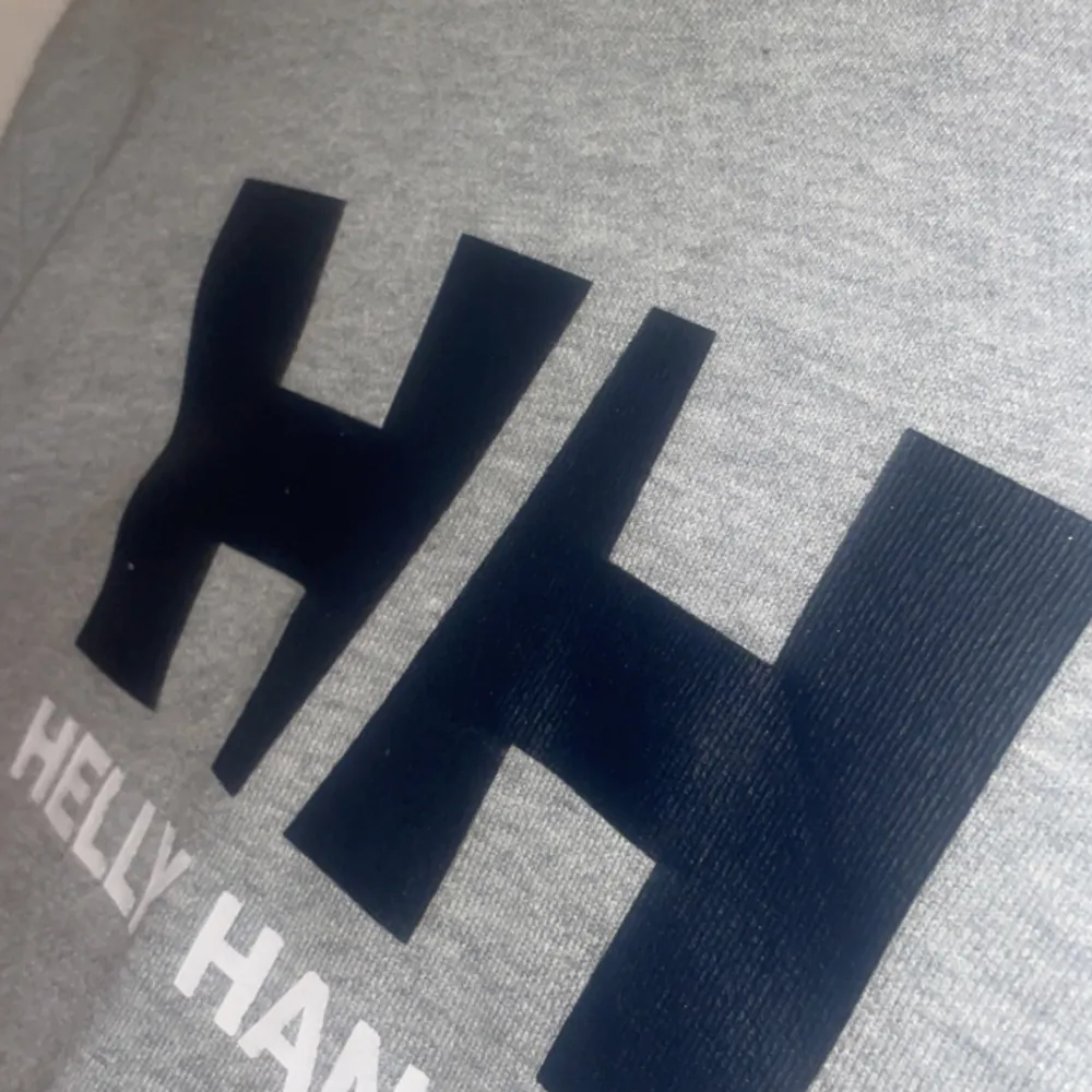 Helly Hansen hoodie i grå. Hoodies.