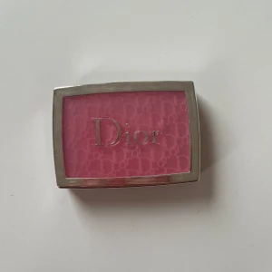 DIOR blush i rosy glow - Kommer inte till användning här hemma. Se bilder för produktens skick. Använd ca 10-15 gånger så majoriteten av produkten kvar. 