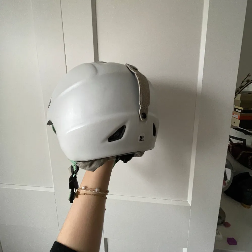 Superfin hjälm som inte används, i bra skick! . Accessoarer.