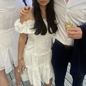 Vit studentklänning Zara  - Säljer min studentklänning, bara använd en gång ❤️så söt och har stretch