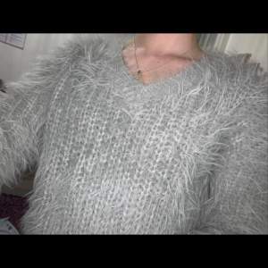 En grå fluffig tröja i gott skick. Stl S, säljes för 99kr!🤍