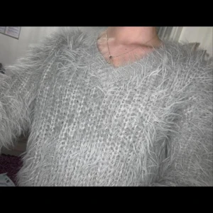 Tröja  - En grå fluffig tröja i gott skick. Stl S, säljes för 99kr!🤍