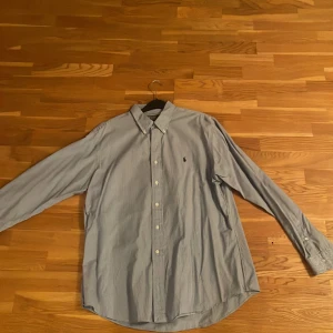 Ralp Lauren Skjorta - Skicka 9/10 Storlek XL så passar bra för den som gillar oversized 