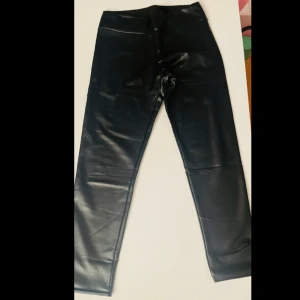  Skinnbyxor - Dessa skinnbyxor är använda 1 gång  och är i väldigt bra skick. De är svarta och i storlek L, och de är högmidjade byxor.💓