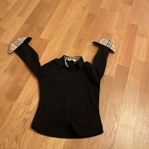 Burberry skjorta - Storlek xs/ Skick 10/10 aldrig använd då jag köpte den på plick och den var för liten