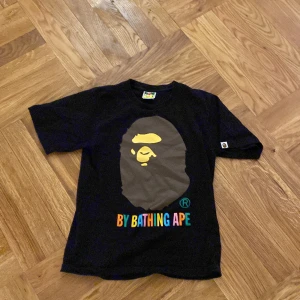 T-shirt bape  - Bape t-shirt (äkta) köpt i Dubai och använt helt okej mycket men inte så mycket. Nypris 1,2k Mitt pris 400kr man får med bape påsen för 50kr extra S/XS i storlek