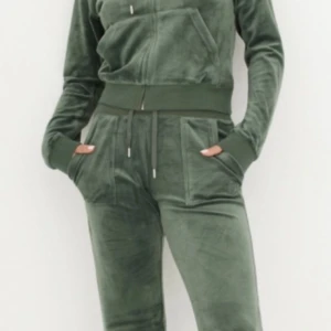 Juicy dress grön M - Säljer denna gröna juicy dressen i storlek M den passar säkert en L lika bra. 