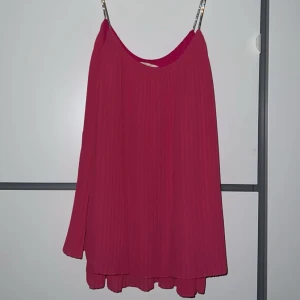 Somrigt Linne - En skrikrosa somrig topp med glittrande silvriga band 🎀🩷🩶 perfekt för festligheter!!🍾 Aldrig använt 