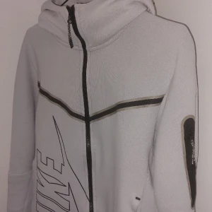 Nike tech fleece vit - Jag köpte denhära i sommras och tagit hand om den väldigt mycket! Speciellt eftersom den är vit. Finns inga skador på den! Den är storlek S men passar även mig som är storlek M!  Priset kan diskuteras!