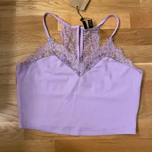 Vackert lila linne från Vero Moda storlek M! Prislapp kvar  Jättefint både fram och i rygg!  Såklart helt oanvänt!  Färg är liksom rosa / lila 