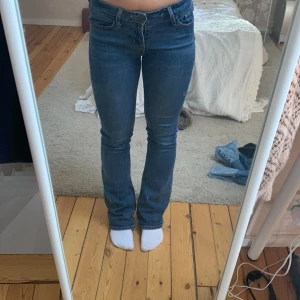 Bootcut jeans - Jättefina low waist bootcut jeans från Levis! De är lite slitna mellan benen men det syns verkligen inte när man har på sig dom💕💕midjemått 35 cm och innerbenslängd 80 cm💕