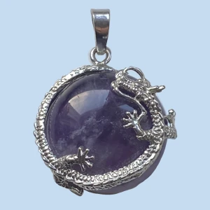 ametist berlock - halsbands berlock i ametist med en silvrig drake. kontakta gärna vid frågor💕