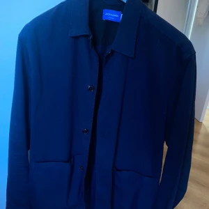 Overshirt/vårjacka - Marinblå overshirt/vårjacka från Jack and jones som en används