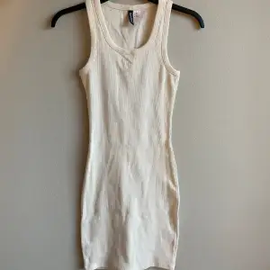 Vit tajt klänning från H&M. Går ungefär ner t knäna, en liten bit över. Andvänd 2 ggr & är i jättefint skick. Säljer för att den aldrig kommer till användning :)