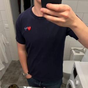 CDG tshirt - T-shirt från Commes Des Garcons Play. Riktigt bra skick!  Jag är 180 för referens. Stl L men passar M. Hör av dig vid minsta fundering!
