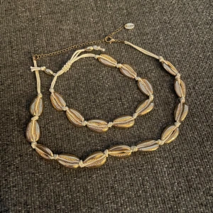 Halsband och armband - Halsband, chocker och armband med snäckor.