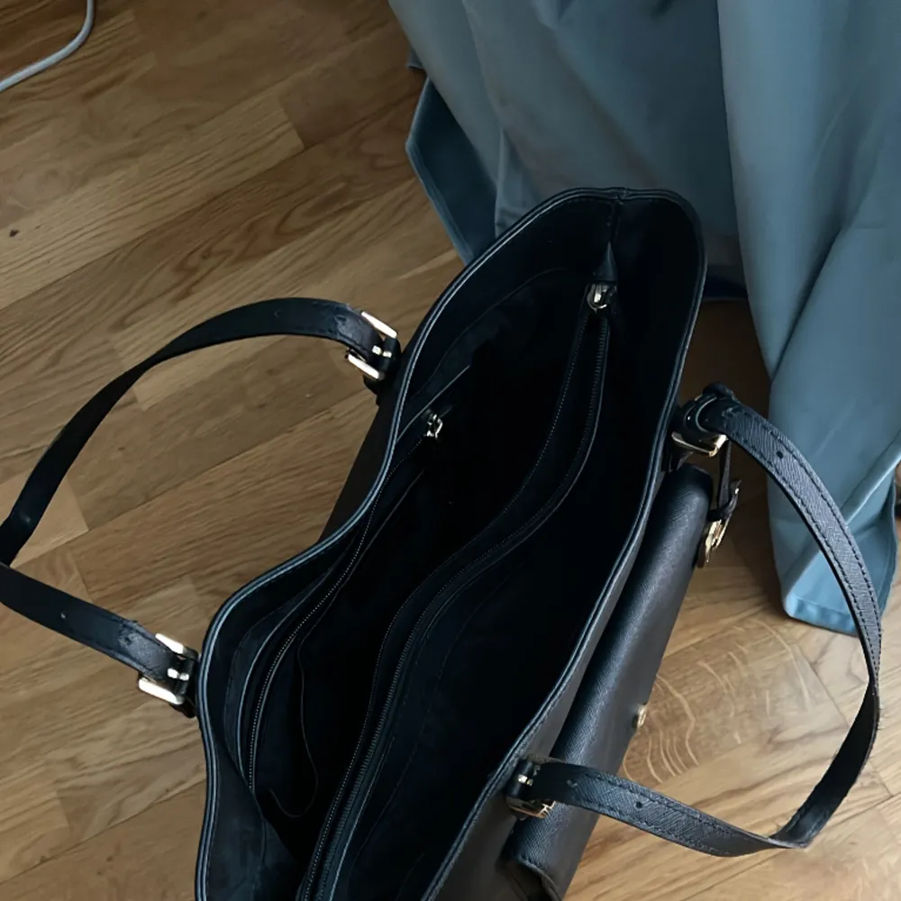 Äkta MK svart shopping väska köpt för några år sen på Miinto. Storlek 37x28. Välanvänd men fortfarande i fin skick. Kompakt, praktisk och utrymme ganska mycket. Älskade den! Men nu måste jag rensa lite... Laukut & Käsilaukut.