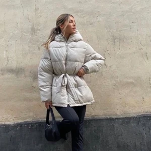 Beige jacka  - Superfin storlek 32 men passar en 36-38 med då den är stor i storleken. 