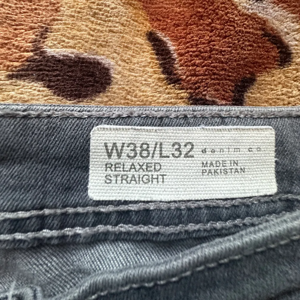 Unika jeans till försäljning! Införskaffade i Holland på Primark till ett fantastiskt pris. Stil och pris går hand i hand. Har du frågor eller vill du köpa dem? Skriv till mig direkt för mer information!👍🌵. Jeans & Byxor.