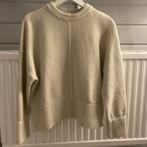 Beige stickad tröja. - Beige stickad tröja från zara, med slits i sidan och vita sträckditaljer. Storlek S och använd fåtal tillfällen🤍