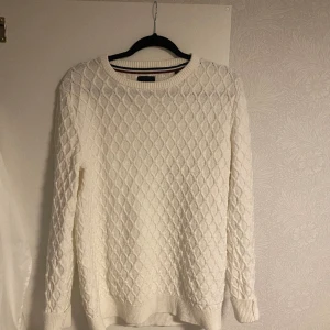 Lindbergh tröja stickad - Tröjan är i bra skick använd sällan bara o skriva om frågor finns👍