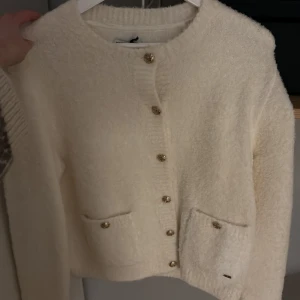 kofta  - säljer denna superfina koftan från lindex i storlek M, aldrig använd med lapparna kvar 💕