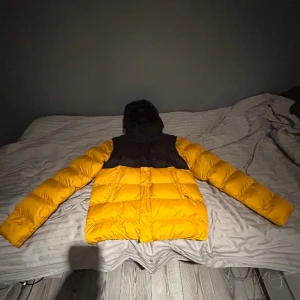 helly hansen vinter jacka - en väldigt varm och snygg vinter jacka. storleken är junior 176 cm men motsvarar small i vuxen storlek. fraktas via postnord köpare står för frakten.