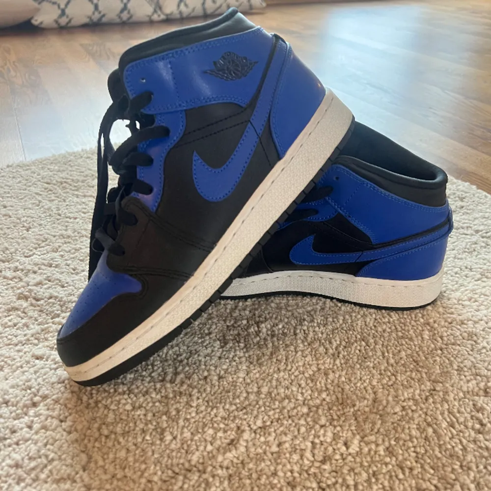 Säljer mina jordan 1 hyper royal mid då dom aldrig används. De är använda fåtal gånger och ser nästan som nya ut i skicket!. Skor.