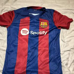 Säljer min barcelona jersey då jag fick två stycken i födelsedagspresent och ska nu sälja en av de. Aldrig använd och sitter bara i garderoben.