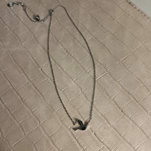 Halsband från edblad som aldrig e använt då jag fick två i födelsedagspresent 🖤 Nypris 299