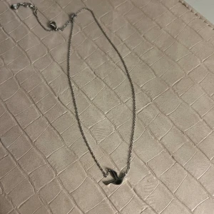 Edblad halsband - Halsband från edblad som aldrig e använt då jag fick två i födelsedagspresent 🖤 Nypris 299