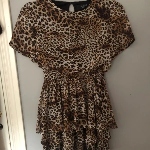 Klänning - Bra skick. Några små trådar som lossnat, men syns endast på nära håll.