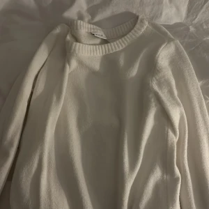 stickad tröja  - super fin basic vit stickad tröja perfekt till sommarkvällar💕 använd max 2 gånger 