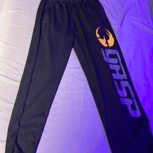 Gasp träningsbyxor - Gasp traningsbyxor - svarta   Storlek M  Två månader gamla - är i toppskick