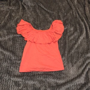 Tröja - T-shirt med volang typ korall färgad