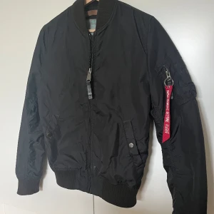 Bomberjacka - Använd. Muddar är lite solblekta (se bild). Nypris 1800kr.